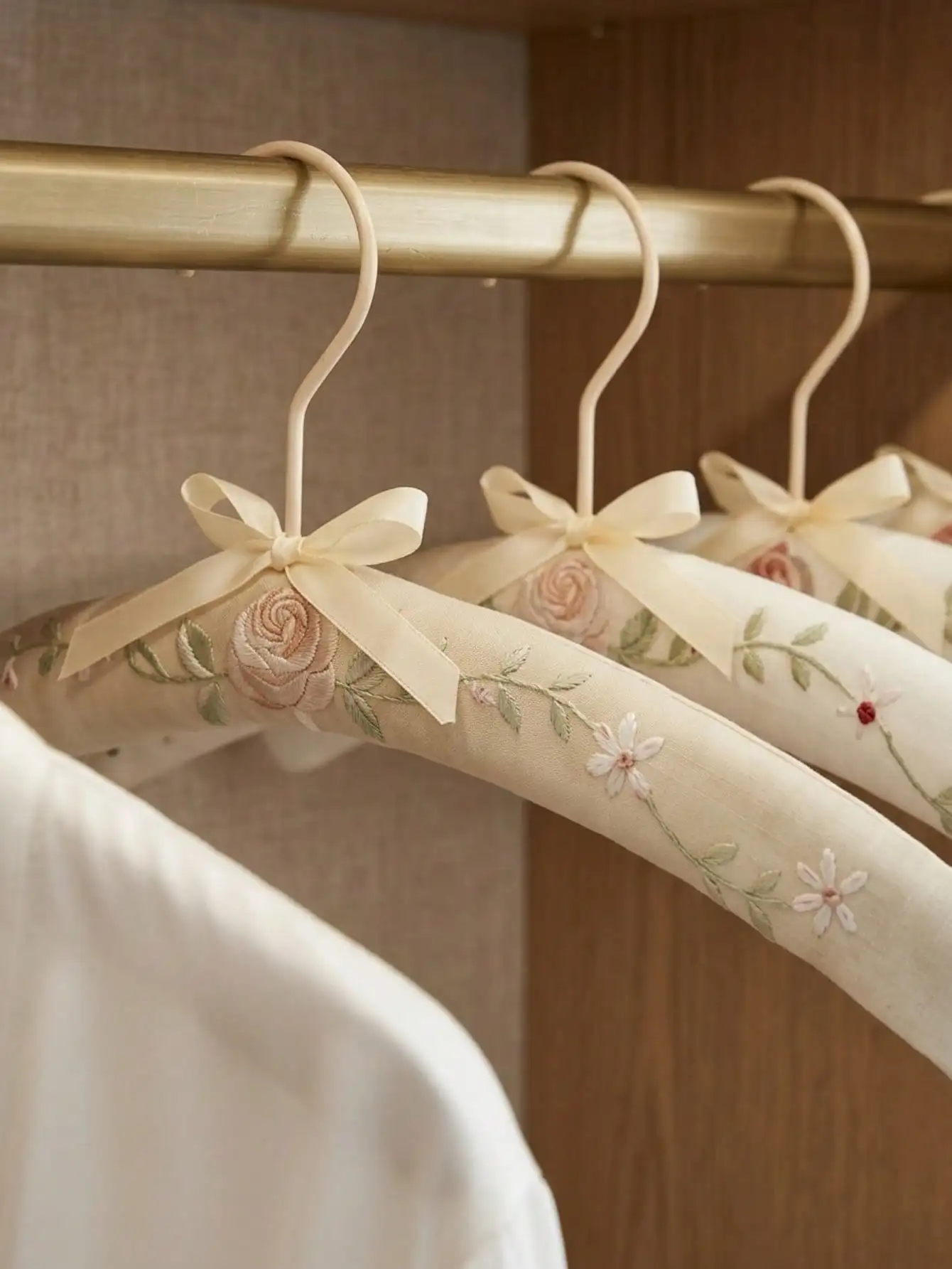Embroidery-Covered Hanging Rac - مراجعة Ribbon Bow Gift وسعره